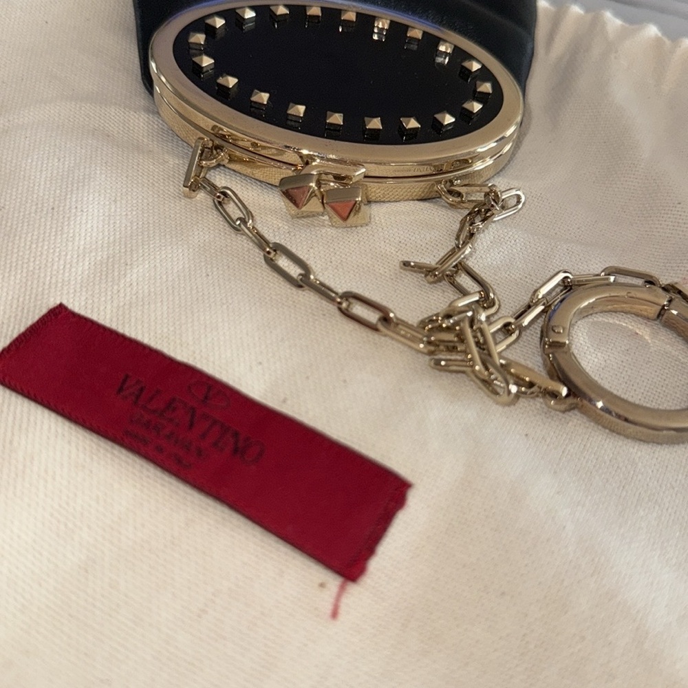 Vintage Garavani Valentino preloved leather key ring great condition. 6x4.5x.25” - Picture 3 of 12